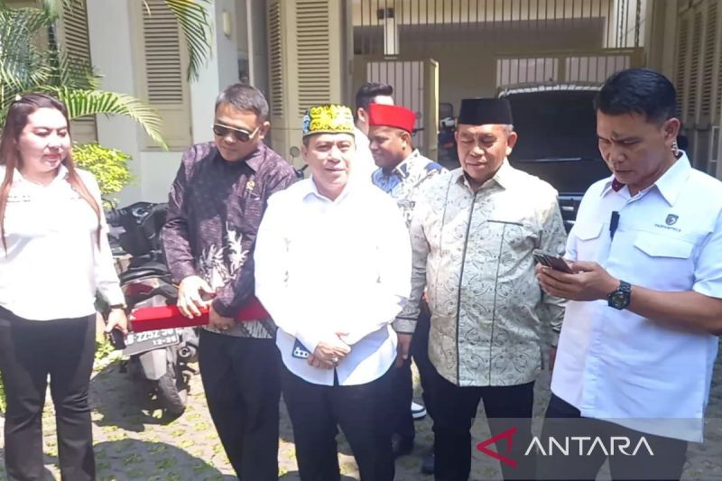 Anggota DPD RI Serahkan Tongkat Ganesha dari Tampaksiring untuk Jokowi