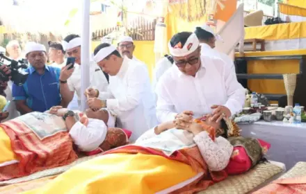 I.B. Rai Dharmawijaya Mantra Ngayah Nyangging dalam Metatah Massal Desa Adat Panjer