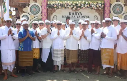 IB Rai Dharmawijaya Mantra Turut Ngayah dalam Metatah Massal Desa Adat Panjer