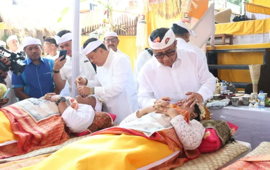 Jaya Negara Ngayah Nyangging di Metatah Massal Desa Adat Panjer