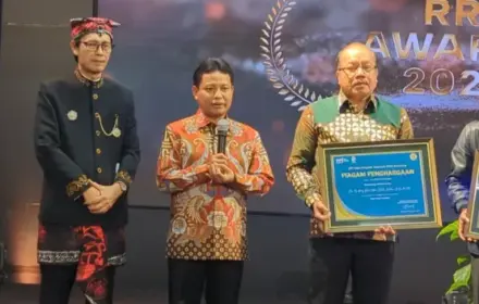 Abdul Kholik DPD RI Raih Penghargaan Tokoh Peduli Masyarakat Desa