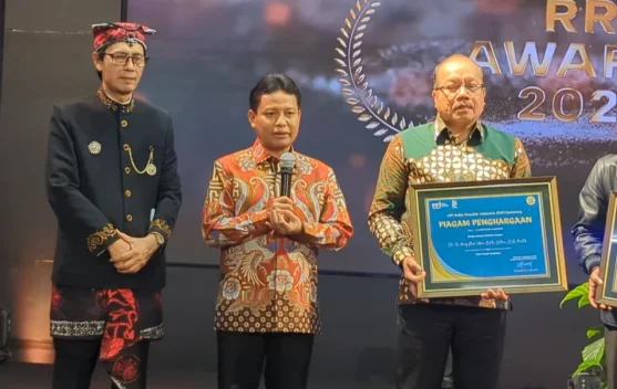 Abdul Kholik DPD RI Raih Penghargaan Tokoh Peduli Masyarakat Desa