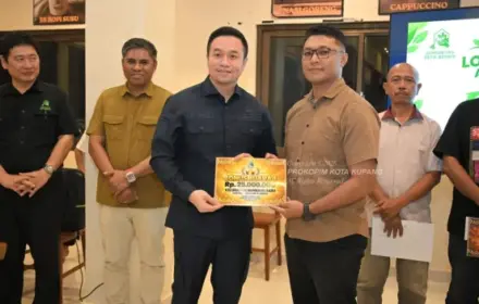Abraham Paul Liyanto Saksikan Christian Widodo Serahkan Hadiah Lomba Kebersihan Kelurahan