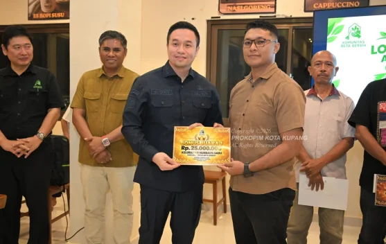 Abraham Paul Liyanto Saksikan Christian Widodo Serahkan Hadiah Lomba Kebersihan Kelurahan