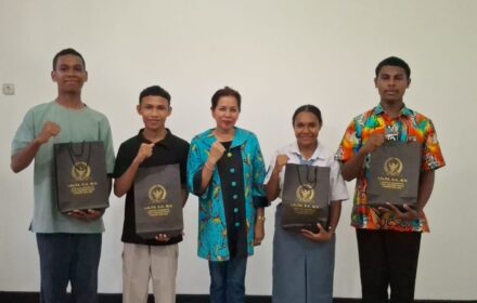Anggota DPD RI Lalita Beri Beasiswa untuk 10 Siswa Papua