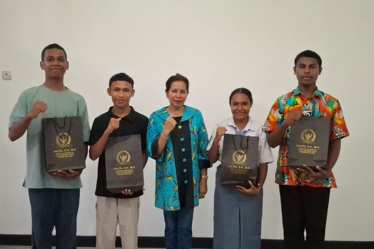 Anggota DPD RI Lalita Beri Beasiswa untuk 10 Siswa Papua