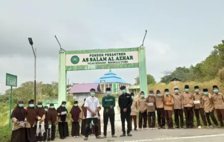Destita Khairilisani Salurkan Masker untuk Warga Enggano Hadapi Abu Vulkanik