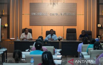 Filep Wamafma Desak Pemkab Manokwari Kaji Ulang Pemberhentian Nakes Kontrak