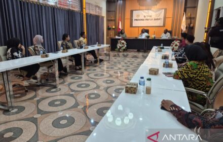 Filep Wamafma Soroti Lima Hambatan MBG di Papua Barat