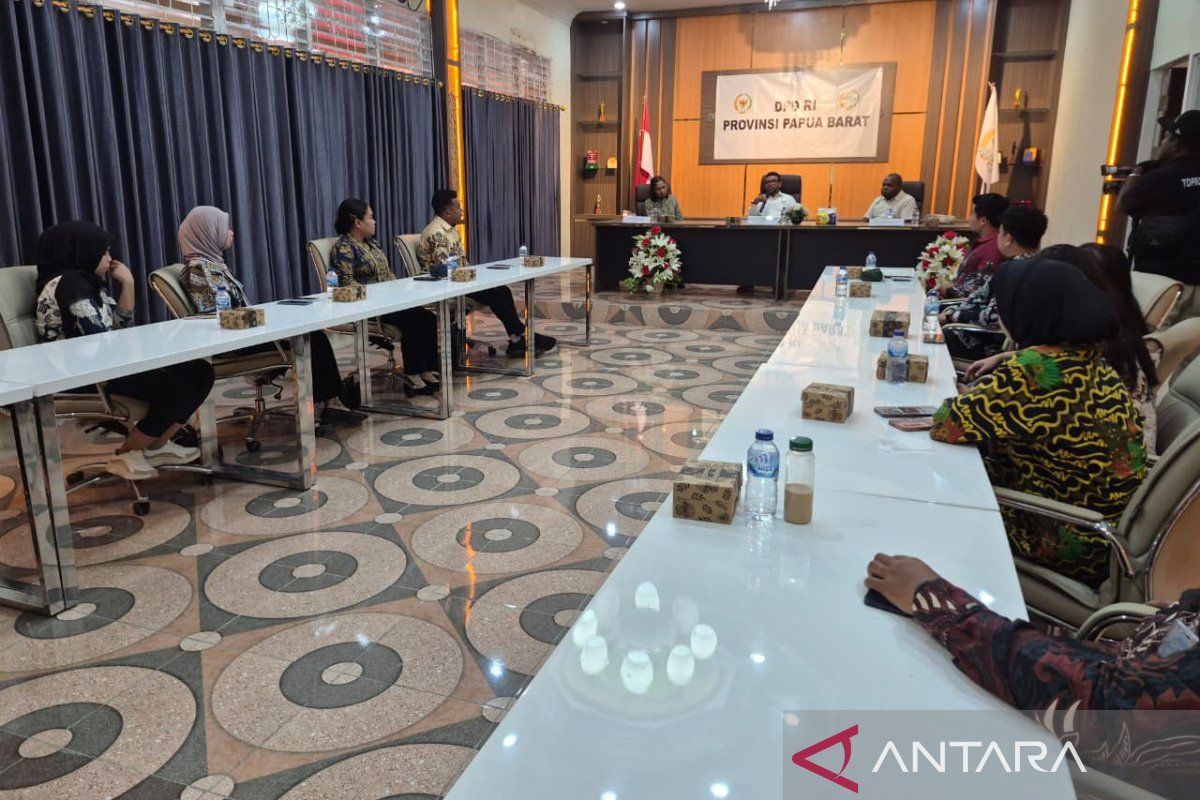 Filep Wamafma Soroti Lima Hambatan MBG di Papua Barat