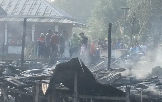 Herman DPD RI Bantu Sewa Rumah Korban Kebakaran di Karang Rejo