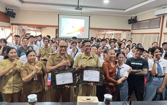 Ni Luh Djelantik Dorong Pelajar SMK Negeri 1 Singaraja Kembangkan Potensi Diri