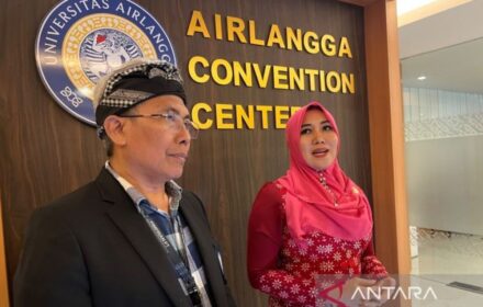 Buat satu judul berita SEO-friendly dan orisinal untuk KabarDPD.com berdasarkan sumber berikut.  Ketentuan: - Gunakan Bahasa Indonesia jurnalistik yang natural. - Panjang ideal 10–15 kata. - Judul harus berbeda secara nyata dari judul sumber. - Jangan hanya mengubah kapitalisasi. - Jangan hanya mengganti satu atau dua kata dengan sinonim. - Jangan mempertahankan pola dan urutan kata utama judul sumber jika dapat dibuat konstruksi lain. - Cari sudut yang paling penting dari isi: tindakan tokoh DPD RI, dampak bagi daerah, aspirasi, kebijakan, atau tindak lanjut. - Gunakan nama tokoh jika membuat judul lebih spesifik dan tokoh tersebut memang menjadi subjek penting sumber. - Gunakan "DPD RI" jika relevan. - Jangan clickbait. - Jangan menambahkan fakta, angka, jabatan, lokasi, atau kutipan baru. - Jangan mengubah usulan menjadi keputusan, harapan menjadi kepastian, atau rencana menjadi pelaksanaan. - Jika judul sumber memakai pola "DPD RI + kata kerja + objek", gunakan konstruksi berbeda bila fakta memungkinkan. - Output hanya satu judul tanpa penjelasan.  JUDUL SUMBER: DPD RI perkuat literasi politik mahasiswa Unair  ISI SUMBER: 
						
								
						Surabaya (ANTARA) - Dewan Perwakilan Daerah Republik Indonesia (DPD RI) memperkuat literasi politik mahasiswa melalui program DPD RI Goes to Campus di Universitas Airlangga (Unair), Surabaya untuk meningkatkan pemahaman generasi muda terhadap demokrasi dan peran lembaga negara, Kamis.“Demokrasi itu akan tumbuh subur ketika generasi muda melek politik, tidak apatis, tetapi optimistis, mencintai, dan mau memahami ruang-ruang demokrasi,” kata Anggota DPD RI Lia Istifhama usai kegiatan.Lia mengatakan, kegiatan itu menjadi momentum bagi DPD RI yang telah berusia 22 tahun untuk semakin dikenal generasi muda.Menurut dia, pemahaman mahasiswa terhadap lembaga negara penting untuk menjaga keberlangsungan bangsa sekaligus meningkatkan partisipasi dalam demokrasi.Ia menjelaskan, generasi muda perlu memahami fungsi dan peran DPD RI, termasuk dalam menyerap serta memperjuangkan aspirasi daerah.Dengan demikian, mahasiswa dapat melihat persoalan politik dan kebijakan secara utuh, tidak hanya berdasarkan informasi parsial yang beredar di media sosial.Lia juga mengaitkan literasi politik dengan konsep Green Democracy atau demokrasi hijau yang diusung Ketua DPD RI Sultan B. Najamudin."Demokrasi yang sehat membutuhkan keterlibatan generasi muda yang memiliki optimisme dan pemahaman terhadap proses politik," katanya.Selain itu, ia menilai prinsip meritokrasi perlu diperkuat dengan meningkatkan keterampilan kepemimpinan generasi muda agar mereka mampu mempersiapkan diri menjadi pemimpin, termasuk di lembaga perwakilan.Lia menyebut DPD RI memiliki peran sebagai katalisator sekaligus representasi daerah. Karena itu, mahasiswa diharapkan tidak hanya menjadi penerima informasi, tetapi juga aktif menyampaikan masukan dan aspirasi kepada lembaga negara tersebut.Sementara itu, Direktur Kemahasiswaan Unair Eko Supeno mengatakan, kegiatan tersebut menjadi bagian dari proses pembelajaran mahasiswa untuk mengenal lembaga negara dan memahami mekanisme penyerapan aspirasi masyarakat.“Melalui pertemuan tatap muka langsung semacam ini, mahasiswa akan semakin dekat dan memahami tugas pokok dan fungsi lembaga negara,” kata Eko.Ia menilai, pertemuan langsung dapat membantu mengurangi kesalahpahaman terhadap lembaga negara yang berpotensi muncul akibat informasi tanpa penyaringan di media sosial.Eko berharap kerja sama tersebut dapat dikembangkan melalui sekolah legislatif yang melibatkan mahasiswa dari berbagai perguruan tinggi.Program itu dinilai dapat memperluas jangkauan pendidikan politik sekaligus memberi kesempatan kepada mahasiswa untuk mempelajari proses legislasi dan perwakilan rakyat secara langsung.Menurut dia, program yang melibatkan lebih banyak kampus akan membuat pendidikan politik tidak terbatas pada kegiatan sesaat, tetapi dapat memberikan dampak lebih luas bagi mahasiswa di berbagai daerah.
			
						
						 Pewarta: Willi IrawanEditor : Vicki Febrianto				
							COPYRIGHT © ANTARA 2026							
							Dilarang keras mengambil konten, melakukan crawling atau pengindeksan otomatis untuk AI di situs web ini tanpa izin tertulis dari Kantor Berita ANTARA.
