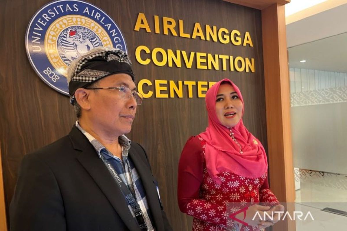 Buat satu judul berita SEO-friendly dan orisinal untuk KabarDPD.com berdasarkan sumber berikut.  Ketentuan: - Gunakan Bahasa Indonesia jurnalistik yang natural. - Panjang ideal 10–15 kata. - Judul harus berbeda secara nyata dari judul sumber. - Jangan hanya mengubah kapitalisasi. - Jangan hanya mengganti satu atau dua kata dengan sinonim. - Jangan mempertahankan pola dan urutan kata utama judul sumber jika dapat dibuat konstruksi lain. - Cari sudut yang paling penting dari isi: tindakan tokoh DPD RI, dampak bagi daerah, aspirasi, kebijakan, atau tindak lanjut. - Gunakan nama tokoh jika membuat judul lebih spesifik dan tokoh tersebut memang menjadi subjek penting sumber. - Gunakan "DPD RI" jika relevan. - Jangan clickbait. - Jangan menambahkan fakta, angka, jabatan, lokasi, atau kutipan baru. - Jangan mengubah usulan menjadi keputusan, harapan menjadi kepastian, atau rencana menjadi pelaksanaan. - Jika judul sumber memakai pola "DPD RI + kata kerja + objek", gunakan konstruksi berbeda bila fakta memungkinkan. - Output hanya satu judul tanpa penjelasan.  JUDUL SUMBER: DPD RI perkuat literasi politik mahasiswa Unair  ISI SUMBER: 
						
								
						Surabaya (ANTARA) - Dewan Perwakilan Daerah Republik Indonesia (DPD RI) memperkuat literasi politik mahasiswa melalui program DPD RI Goes to Campus di Universitas Airlangga (Unair), Surabaya untuk meningkatkan pemahaman generasi muda terhadap demokrasi dan peran lembaga negara, Kamis.“Demokrasi itu akan tumbuh subur ketika generasi muda melek politik, tidak apatis, tetapi optimistis, mencintai, dan mau memahami ruang-ruang demokrasi,” kata Anggota DPD RI Lia Istifhama usai kegiatan.Lia mengatakan, kegiatan itu menjadi momentum bagi DPD RI yang telah berusia 22 tahun untuk semakin dikenal generasi muda.Menurut dia, pemahaman mahasiswa terhadap lembaga negara penting untuk menjaga keberlangsungan bangsa sekaligus meningkatkan partisipasi dalam demokrasi.Ia menjelaskan, generasi muda perlu memahami fungsi dan peran DPD RI, termasuk dalam menyerap serta memperjuangkan aspirasi daerah.Dengan demikian, mahasiswa dapat melihat persoalan politik dan kebijakan secara utuh, tidak hanya berdasarkan informasi parsial yang beredar di media sosial.Lia juga mengaitkan literasi politik dengan konsep Green Democracy atau demokrasi hijau yang diusung Ketua DPD RI Sultan B. Najamudin."Demokrasi yang sehat membutuhkan keterlibatan generasi muda yang memiliki optimisme dan pemahaman terhadap proses politik," katanya.Selain itu, ia menilai prinsip meritokrasi perlu diperkuat dengan meningkatkan keterampilan kepemimpinan generasi muda agar mereka mampu mempersiapkan diri menjadi pemimpin, termasuk di lembaga perwakilan.Lia menyebut DPD RI memiliki peran sebagai katalisator sekaligus representasi daerah. Karena itu, mahasiswa diharapkan tidak hanya menjadi penerima informasi, tetapi juga aktif menyampaikan masukan dan aspirasi kepada lembaga negara tersebut.Sementara itu, Direktur Kemahasiswaan Unair Eko Supeno mengatakan, kegiatan tersebut menjadi bagian dari proses pembelajaran mahasiswa untuk mengenal lembaga negara dan memahami mekanisme penyerapan aspirasi masyarakat.“Melalui pertemuan tatap muka langsung semacam ini, mahasiswa akan semakin dekat dan memahami tugas pokok dan fungsi lembaga negara,” kata Eko.Ia menilai, pertemuan langsung dapat membantu mengurangi kesalahpahaman terhadap lembaga negara yang berpotensi muncul akibat informasi tanpa penyaringan di media sosial.Eko berharap kerja sama tersebut dapat dikembangkan melalui sekolah legislatif yang melibatkan mahasiswa dari berbagai perguruan tinggi.Program itu dinilai dapat memperluas jangkauan pendidikan politik sekaligus memberi kesempatan kepada mahasiswa untuk mempelajari proses legislasi dan perwakilan rakyat secara langsung.Menurut dia, program yang melibatkan lebih banyak kampus akan membuat pendidikan politik tidak terbatas pada kegiatan sesaat, tetapi dapat memberikan dampak lebih luas bagi mahasiswa di berbagai daerah.
			
						
						 Pewarta: Willi IrawanEditor : Vicki Febrianto				
							COPYRIGHT © ANTARA 2026							
							Dilarang keras mengambil konten, melakukan crawling atau pengindeksan otomatis untuk AI di situs web ini tanpa izin tertulis dari Kantor Berita ANTARA.